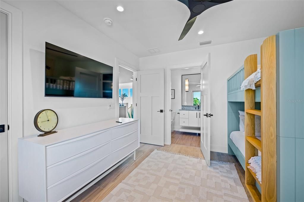 En Venta: $4,400,000 (4 camas, 4 baños, 3200 Pies cuadrados)