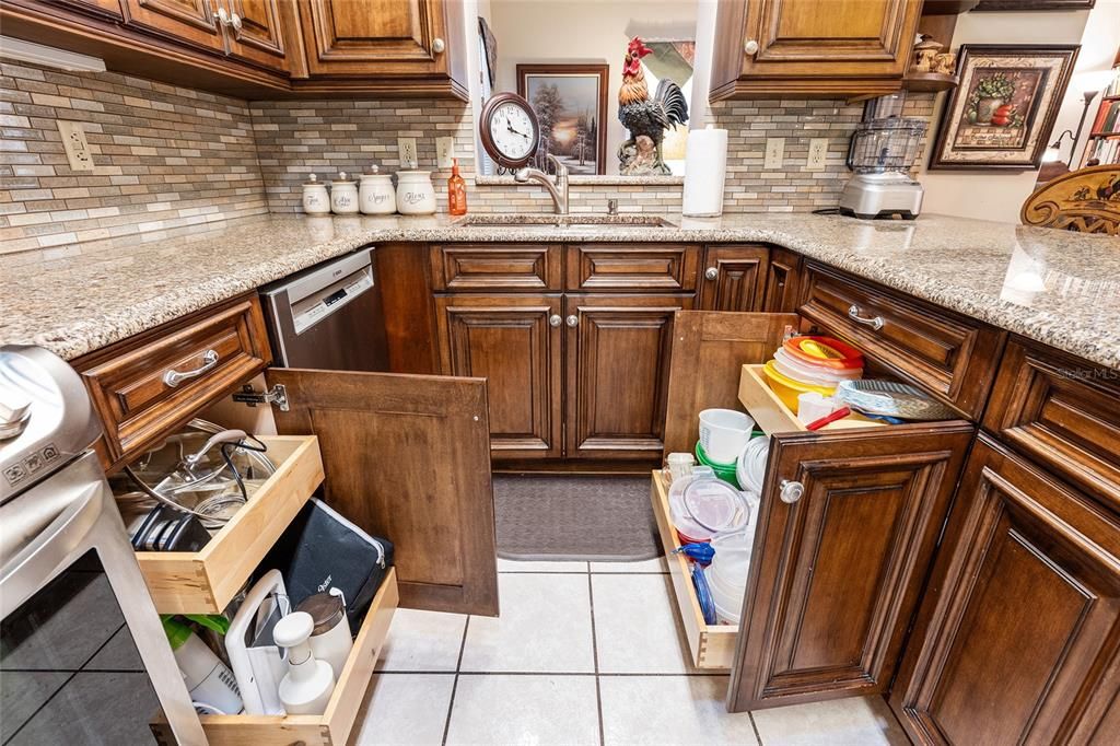 Active With Contract: $250,000 (2 beds, 2 baths, 1886 Square Feet)