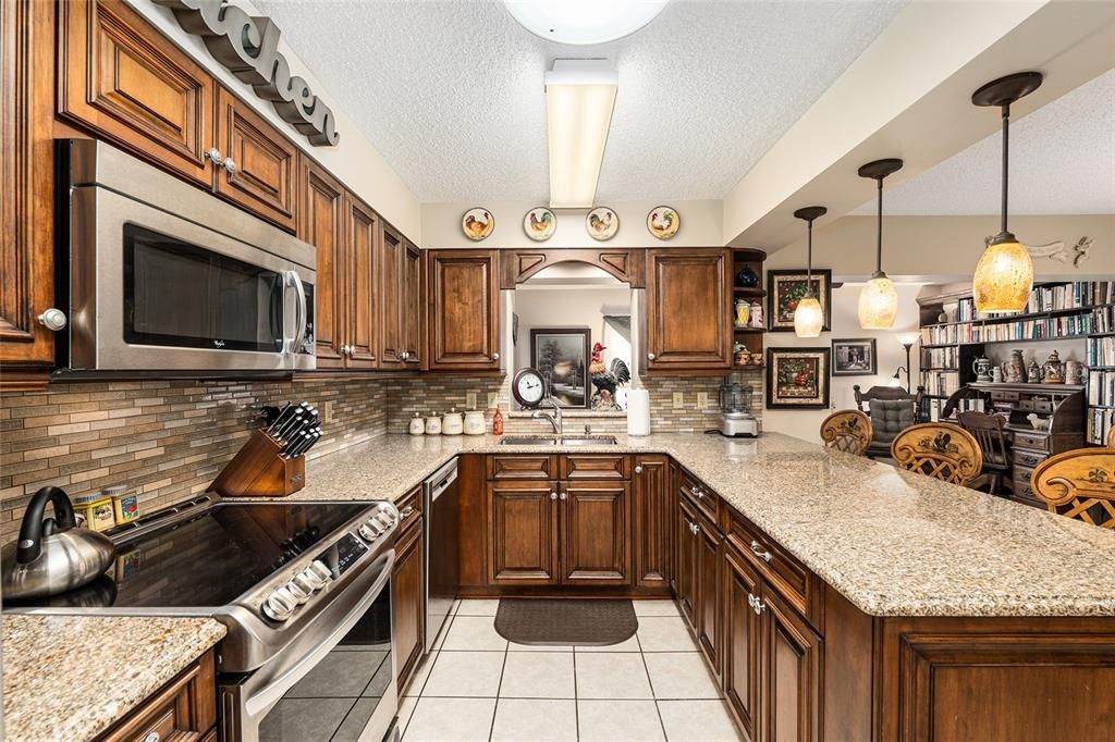 Active With Contract: $250,000 (2 beds, 2 baths, 1886 Square Feet)