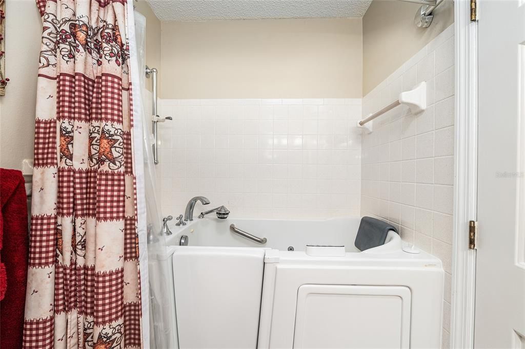 Active With Contract: $250,000 (2 beds, 2 baths, 1886 Square Feet)