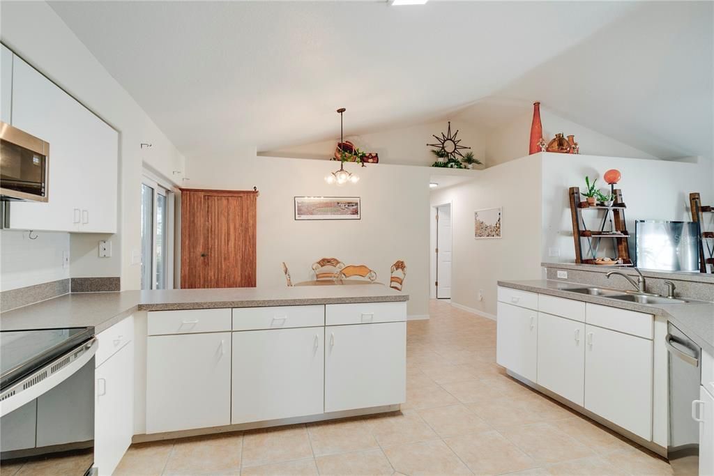 На продажу: $395,000 (3 спален, 2 ванн, 1903 Квадратных фут)