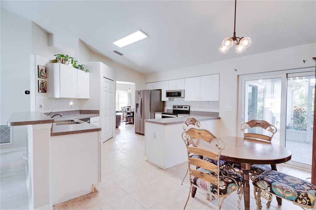 На продажу: $395,000 (3 спален, 2 ванн, 1903 Квадратных фут)