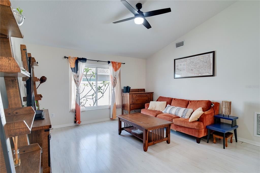 На продажу: $395,000 (3 спален, 2 ванн, 1903 Квадратных фут)