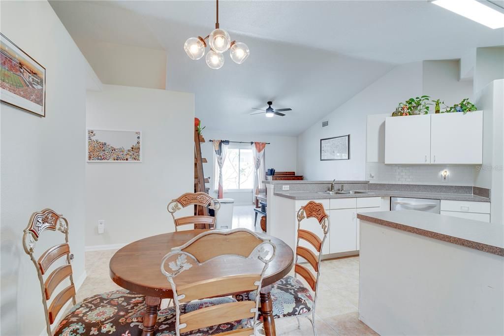 На продажу: $395,000 (3 спален, 2 ванн, 1903 Квадратных фут)