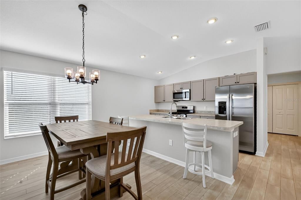 En Venta: $245,000 (2 camas, 2 baños, 1039 Pies cuadrados)