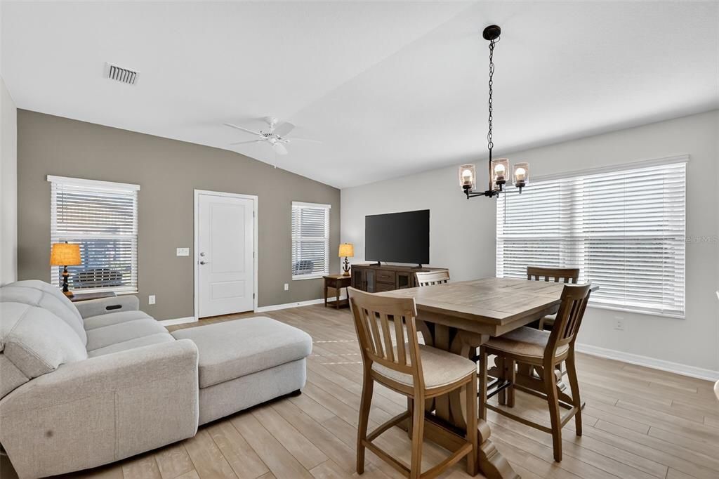 En Venta: $245,000 (2 camas, 2 baños, 1039 Pies cuadrados)