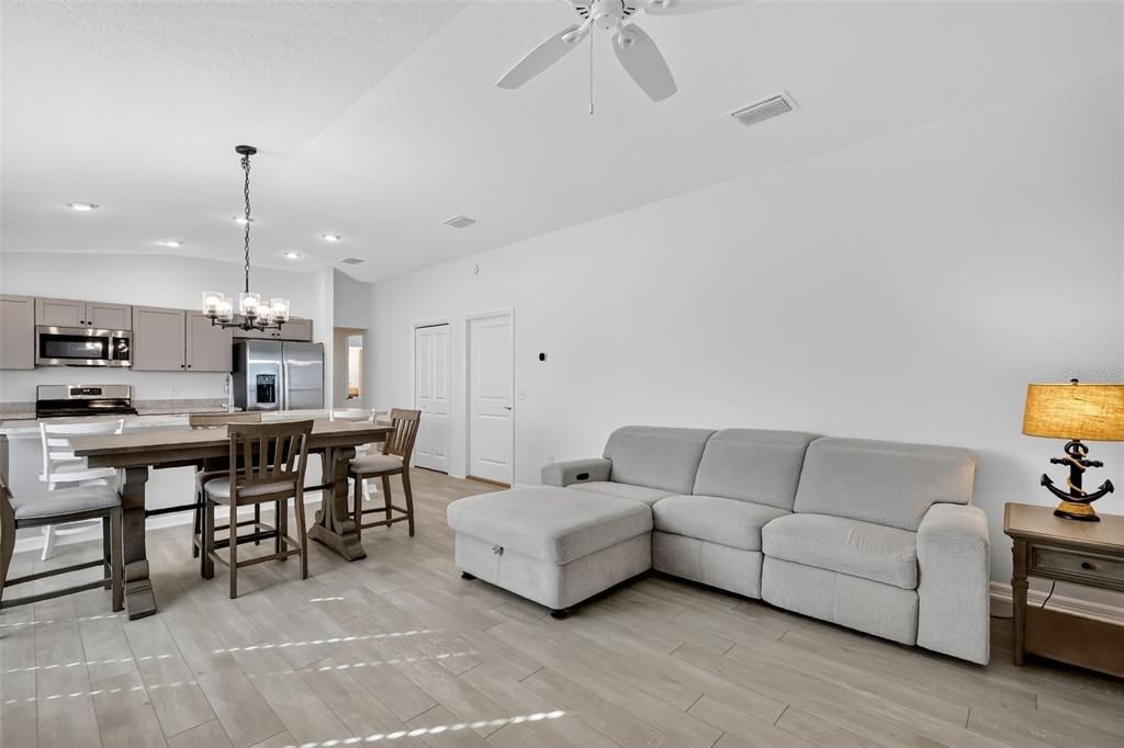 En Venta: $245,000 (2 camas, 2 baños, 1039 Pies cuadrados)