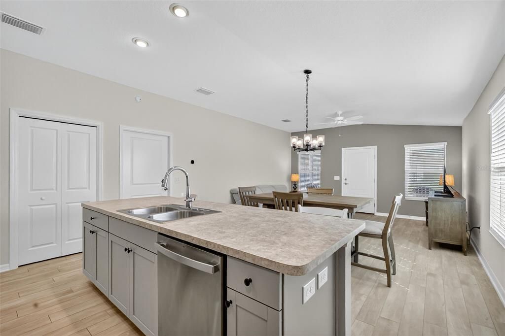 En Venta: $245,000 (2 camas, 2 baños, 1039 Pies cuadrados)