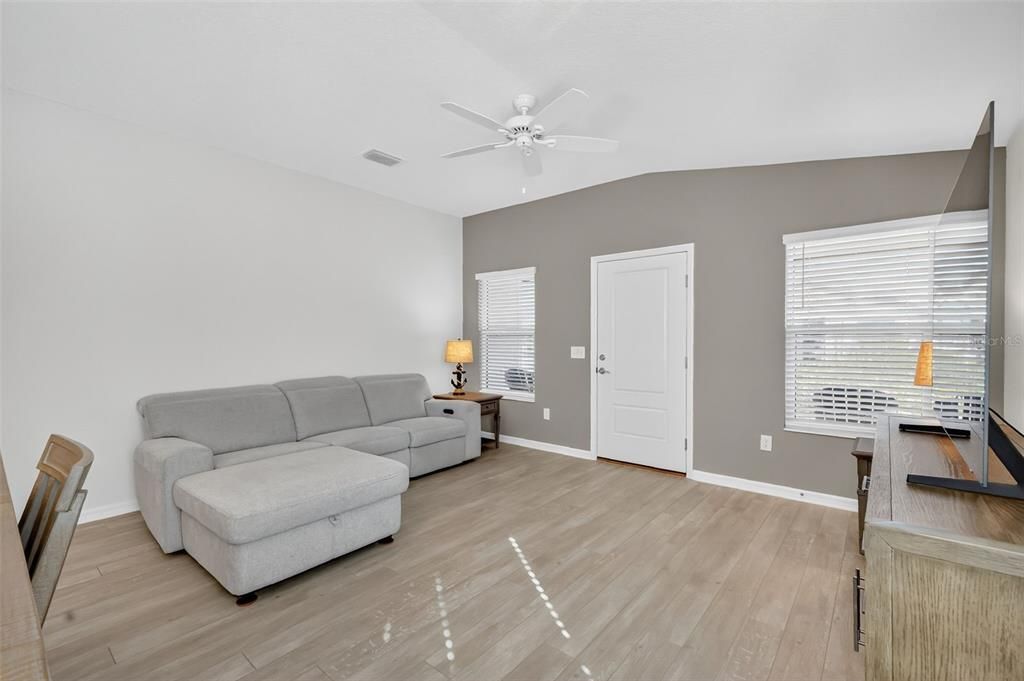 En Venta: $245,000 (2 camas, 2 baños, 1039 Pies cuadrados)