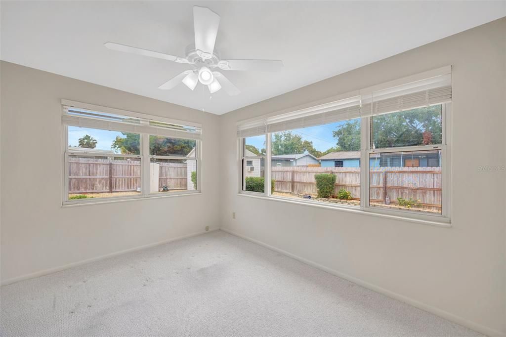 Activo con contrato: $219,900 (2 camas, 2 baños, 1054 Pies cuadrados)