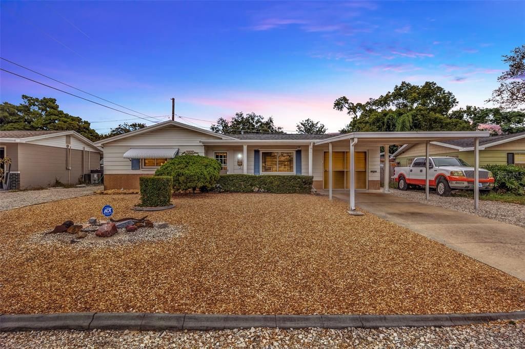 Activo con contrato: $219,900 (2 camas, 2 baños, 1054 Pies cuadrados)