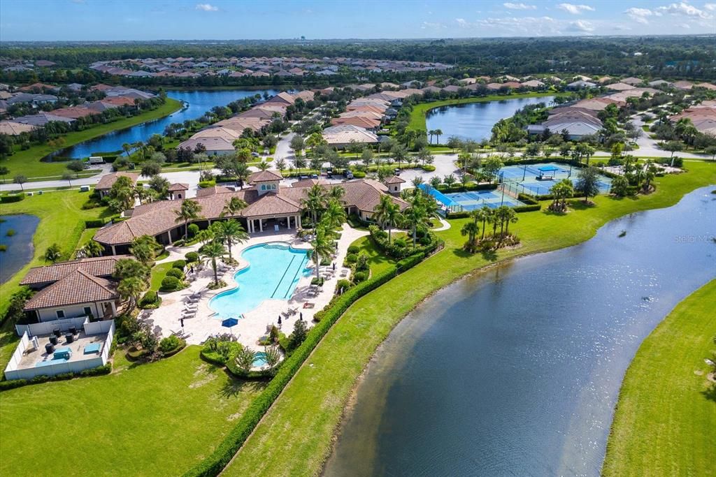 На продажу: $564,900 (3 спален, 2 ванн, 2018 Квадратных фут)