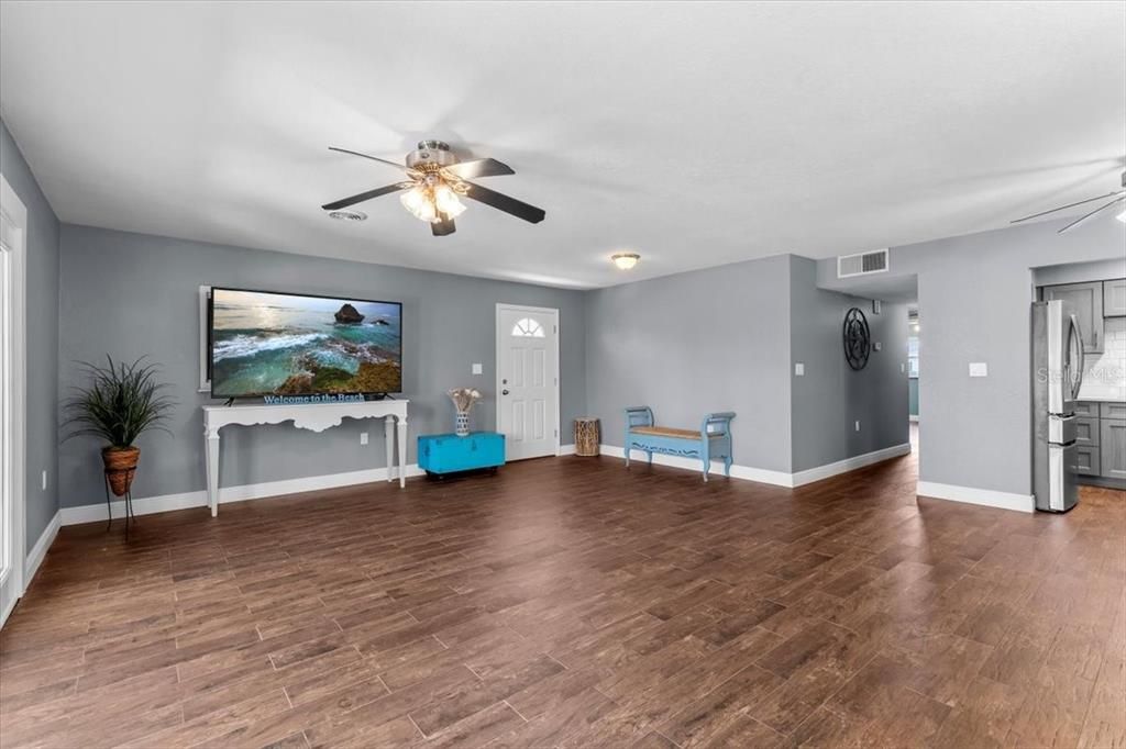 Active With Contract: $340,000 (2 beds, 1 baths, 1256 Square Feet)