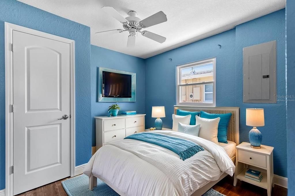 Active With Contract: $340,000 (2 beds, 1 baths, 1256 Square Feet)