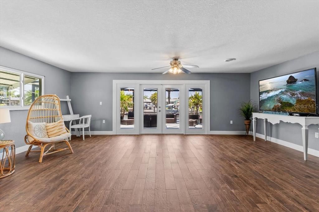 Active With Contract: $340,000 (2 beds, 1 baths, 1256 Square Feet)