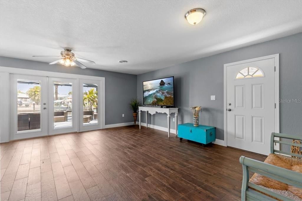 Active With Contract: $340,000 (2 beds, 1 baths, 1256 Square Feet)