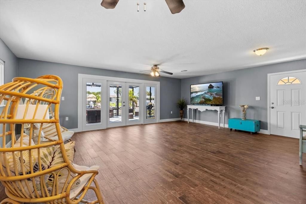 Active With Contract: $340,000 (2 beds, 1 baths, 1256 Square Feet)