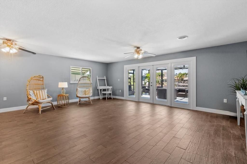 Active With Contract: $340,000 (2 beds, 1 baths, 1256 Square Feet)