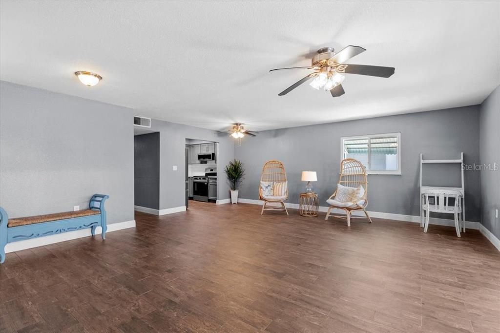 Active With Contract: $340,000 (2 beds, 1 baths, 1256 Square Feet)