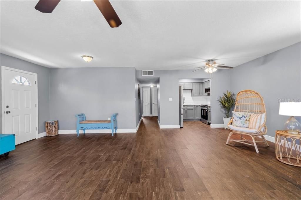 Active With Contract: $340,000 (2 beds, 1 baths, 1256 Square Feet)