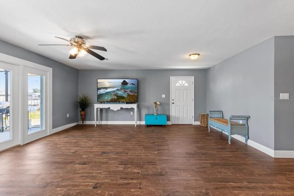 Active With Contract: $340,000 (2 beds, 1 baths, 1256 Square Feet)