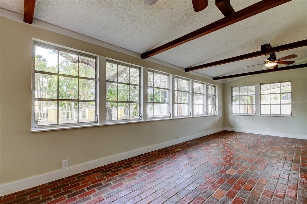 En Venta: $999,999 (4 camas, 2 baños, 3530 Pies cuadrados)