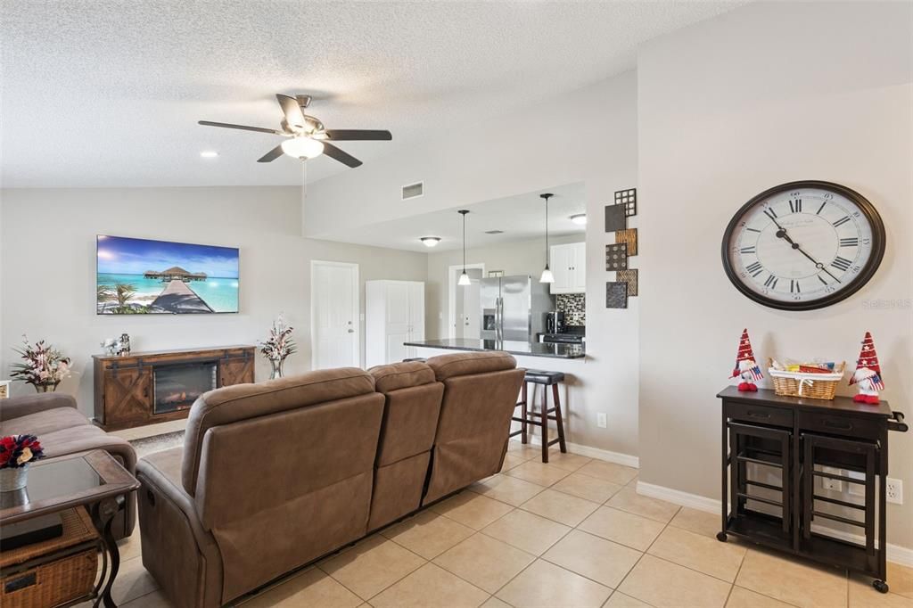 待售: $299,500 (3 贝兹, 2 浴室, 1141 平方英尺)