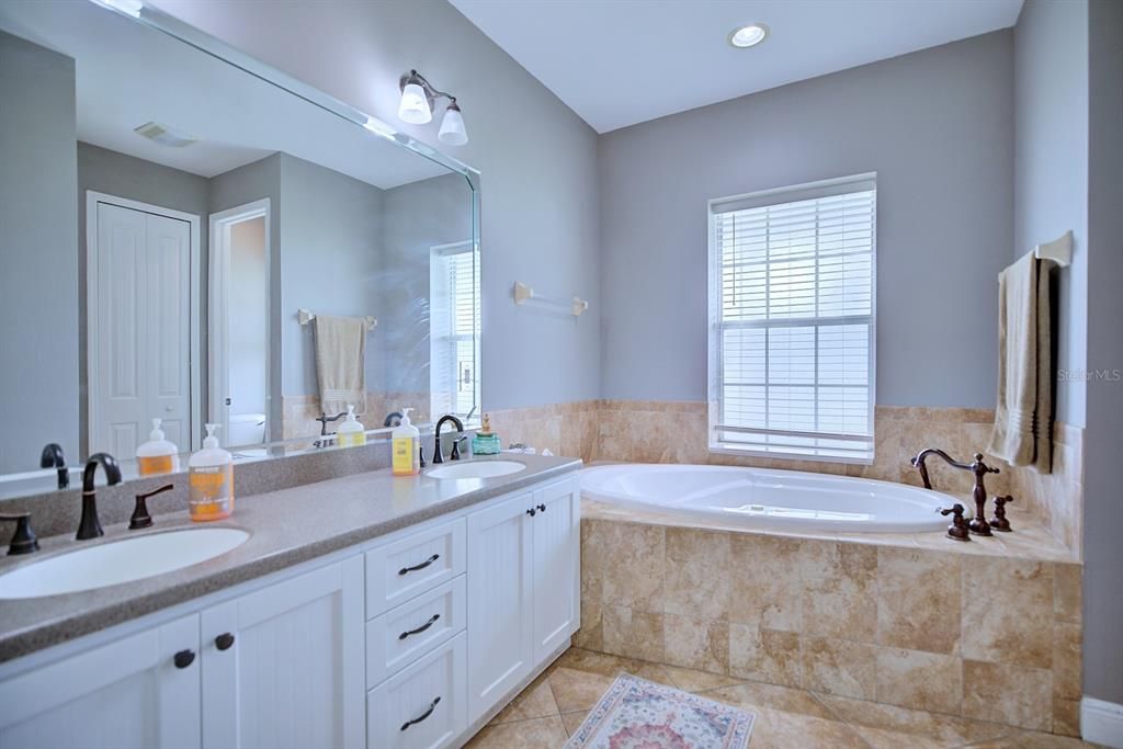 En Venta: $659,000 (3 camas, 2 baños, 2546 Pies cuadrados)