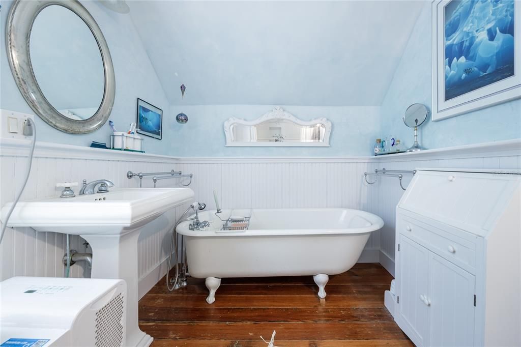 For Sale: $470,000 (3 beds, 2 baths, 2439 Square Feet)