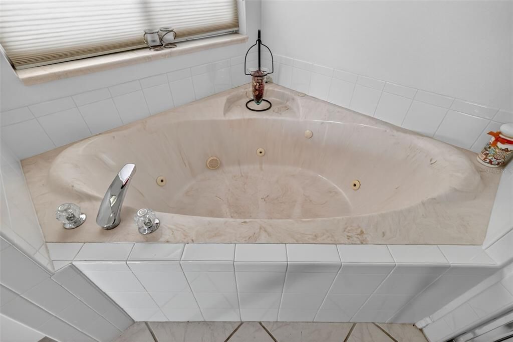 For Sale: $410,000 (2 beds, 2 baths, 2200 Square Feet)