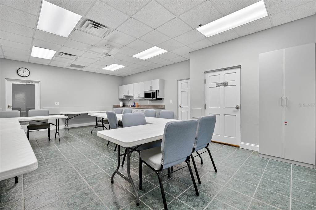 For Sale: $410,000 (2 beds, 2 baths, 2200 Square Feet)