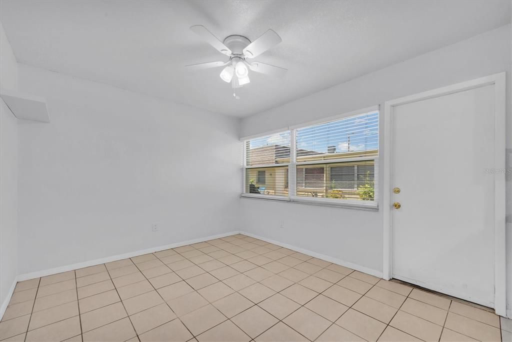 На продажу: $105,000 (1 спален, 1 ванн, 902 Квадратных фут)