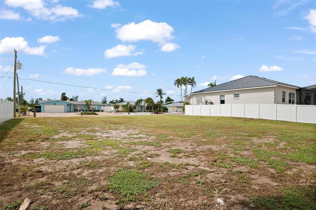 На продажу: $725,000 (0.21 acres)