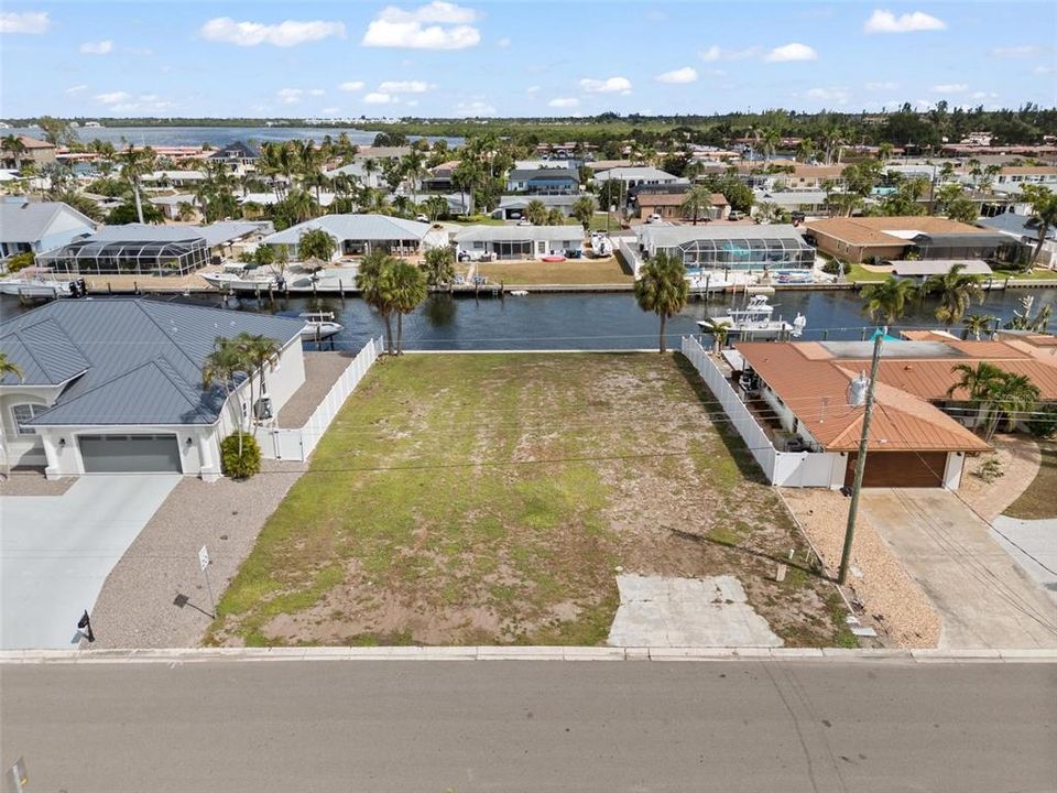 На продажу: $725,000 (0.21 acres)