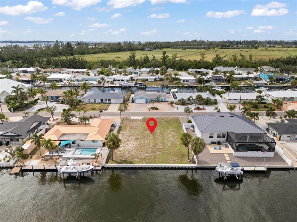 На продажу: $725,000 (0.21 acres)