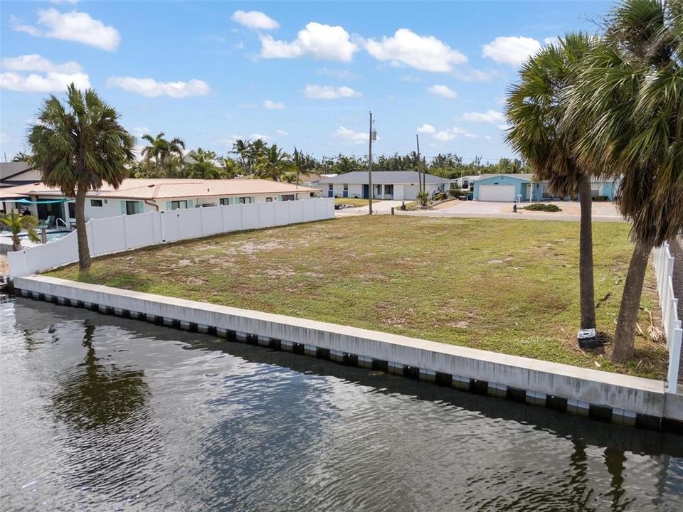 На продажу: $725,000 (0.21 acres)