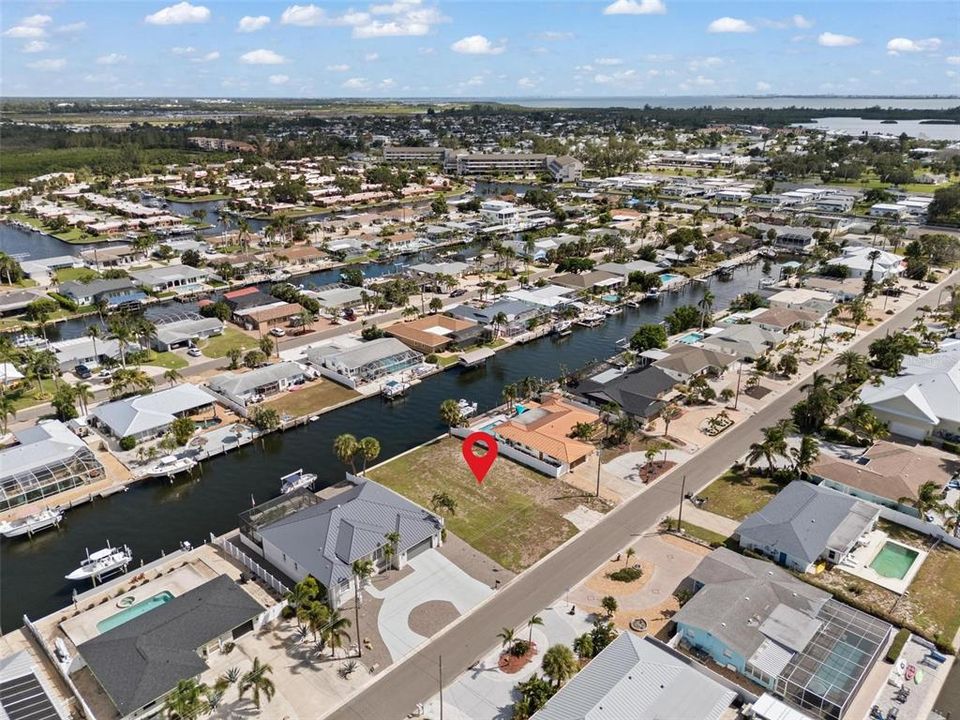 На продажу: $725,000 (0.21 acres)