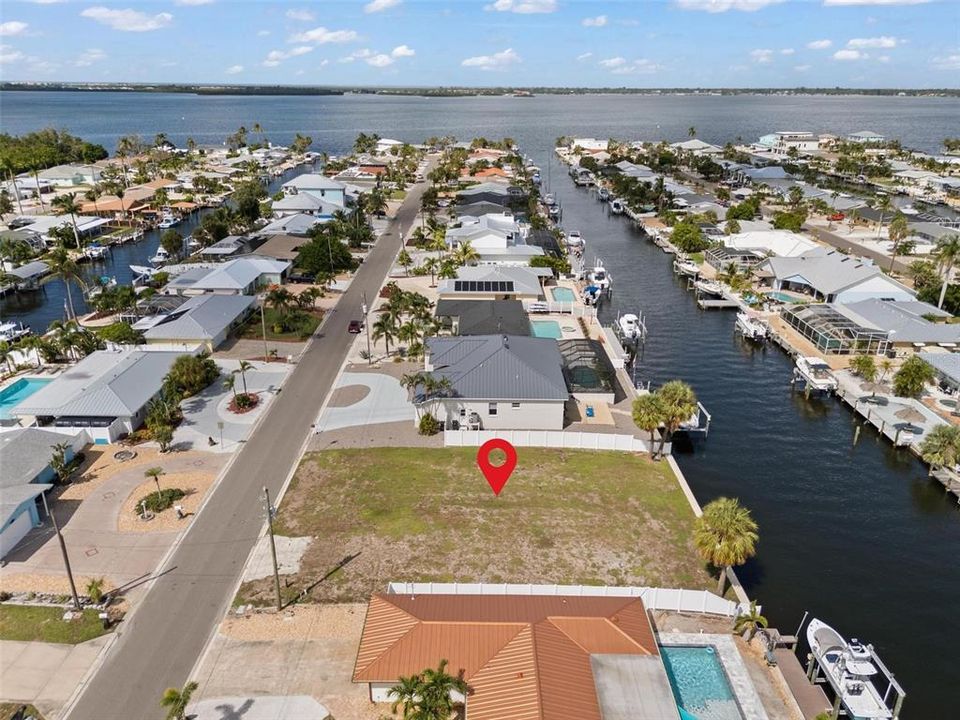 На продажу: $725,000 (0.21 acres)