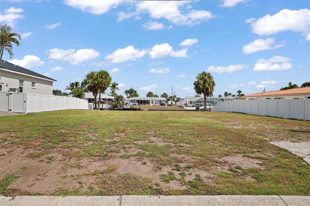 На продажу: $725,000 (0.21 acres)