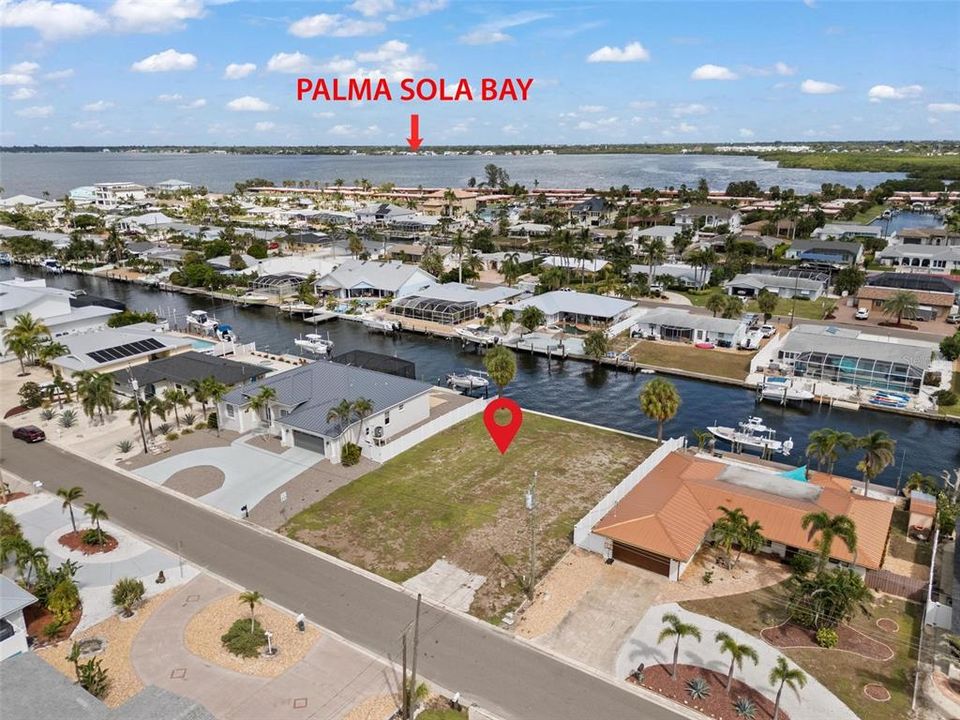 На продажу: $725,000 (0.21 acres)