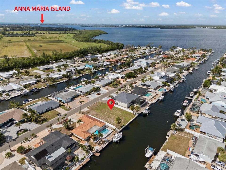 На продажу: $725,000 (0.21 acres)