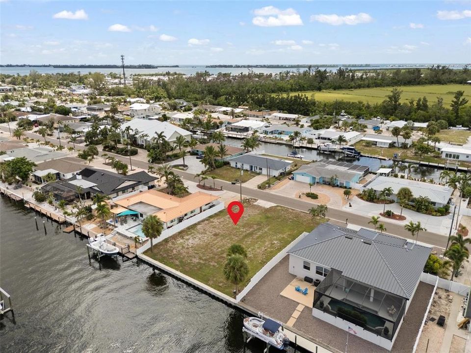 На продажу: $725,000 (0.21 acres)