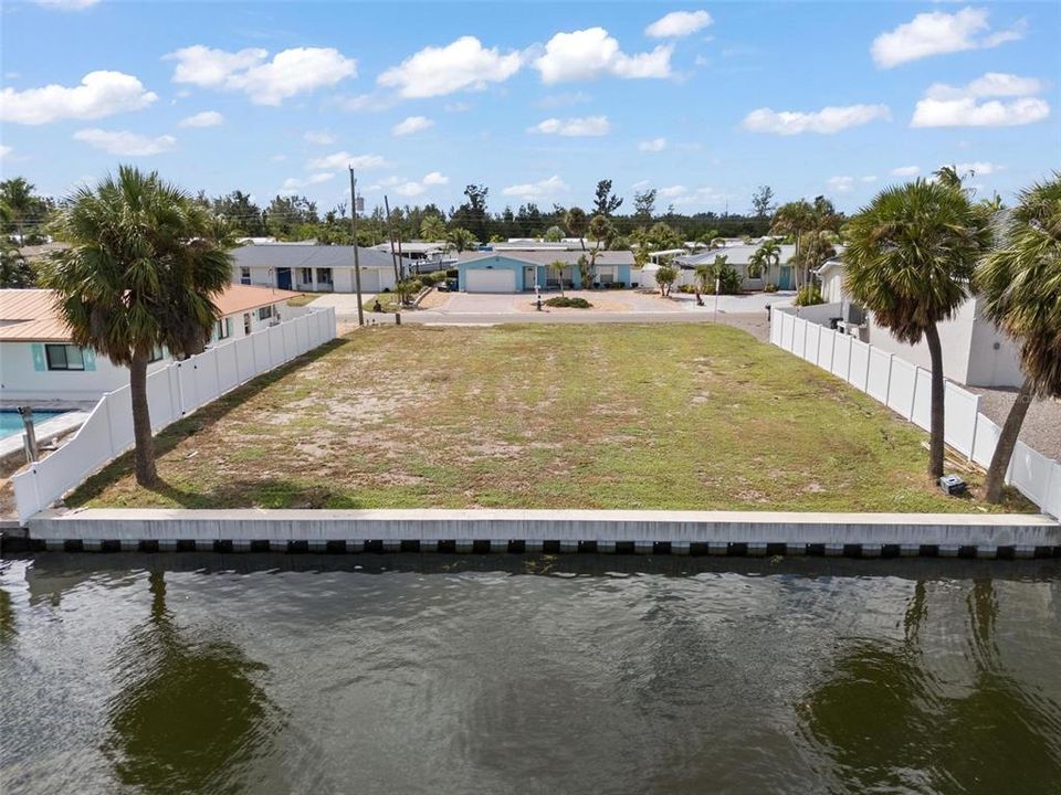 На продажу: $725,000 (0.21 acres)