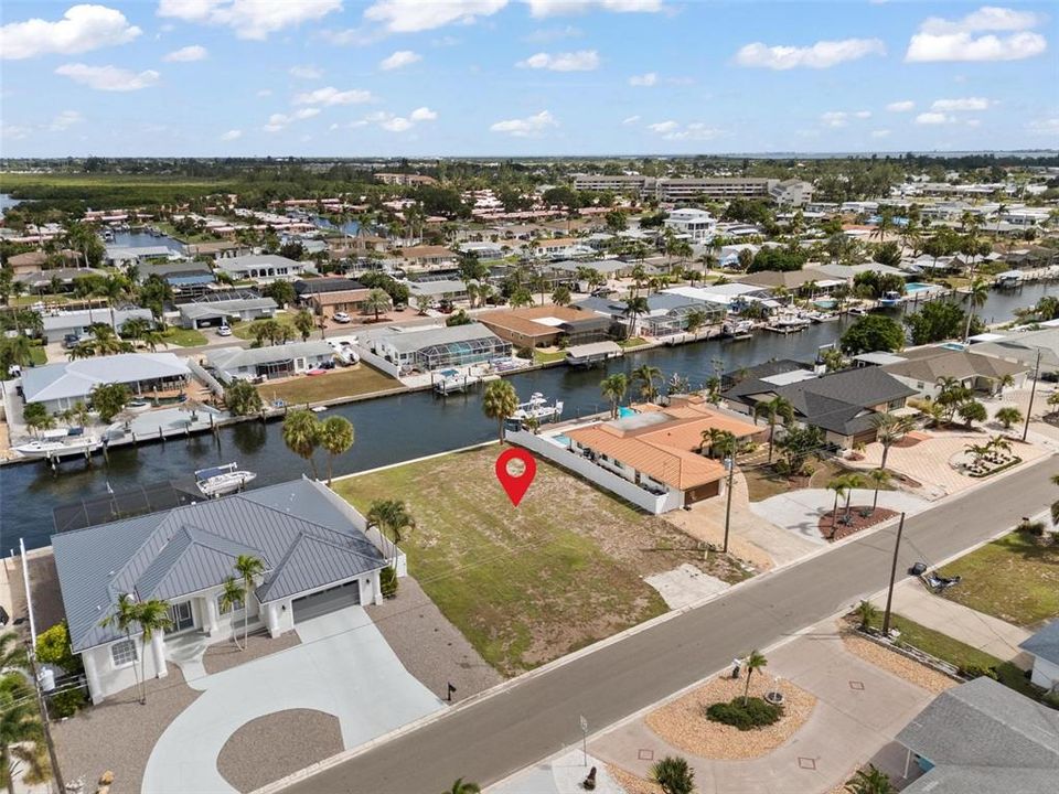 На продажу: $725,000 (0.21 acres)