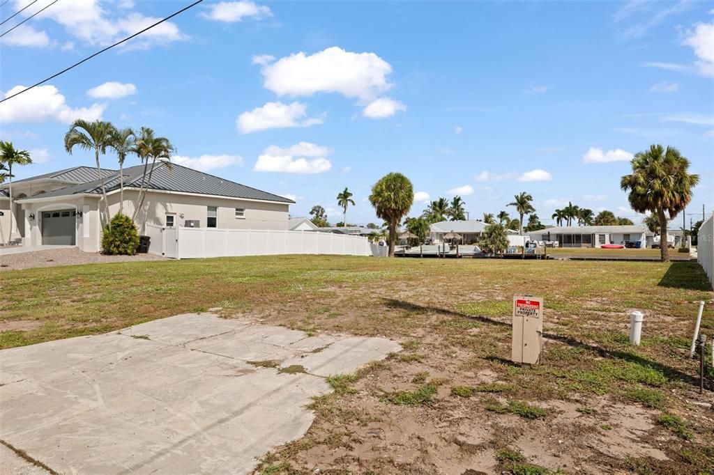 На продажу: $725,000 (0.21 acres)