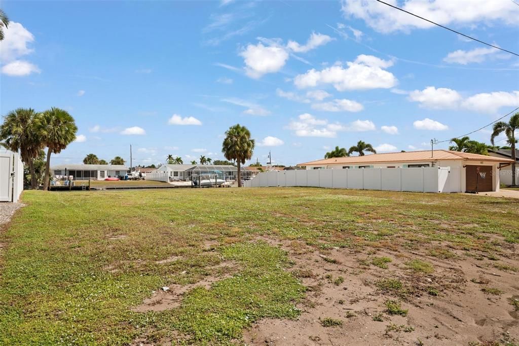 На продажу: $725,000 (0.21 acres)