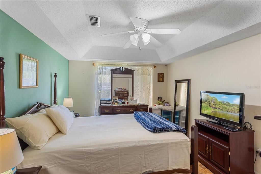 合同活跃: $315,000 (4 贝兹, 2 浴室, 1396 平方英尺)