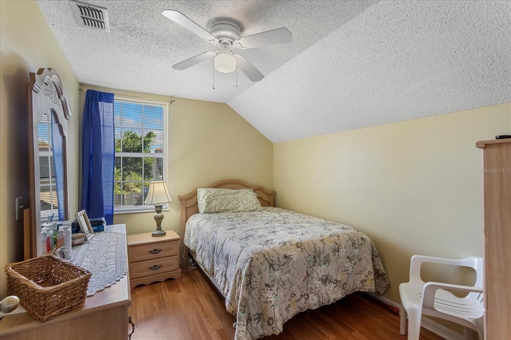 合同活跃: $315,000 (4 贝兹, 2 浴室, 1396 平方英尺)