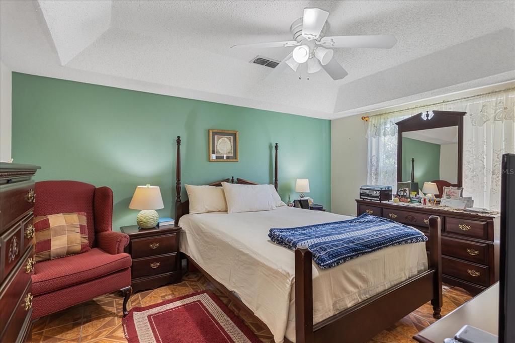 合同活跃: $315,000 (4 贝兹, 2 浴室, 1396 平方英尺)