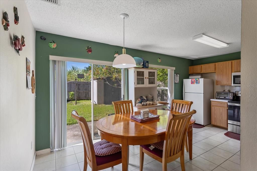 合同活跃: $315,000 (4 贝兹, 2 浴室, 1396 平方英尺)